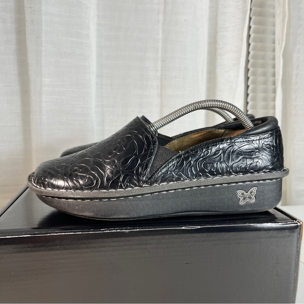 Alegria Debra Embossed Rose Professional Clogs Black Leather size 40 (b11)